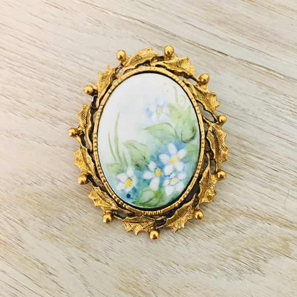 • Vintage Floral Brooch • - Picture 2 of 5